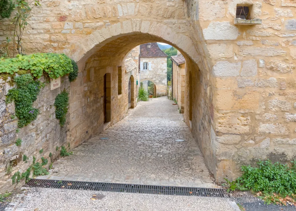 Castelnaud-la-Chapelle — passage voûté de la rue des Porches