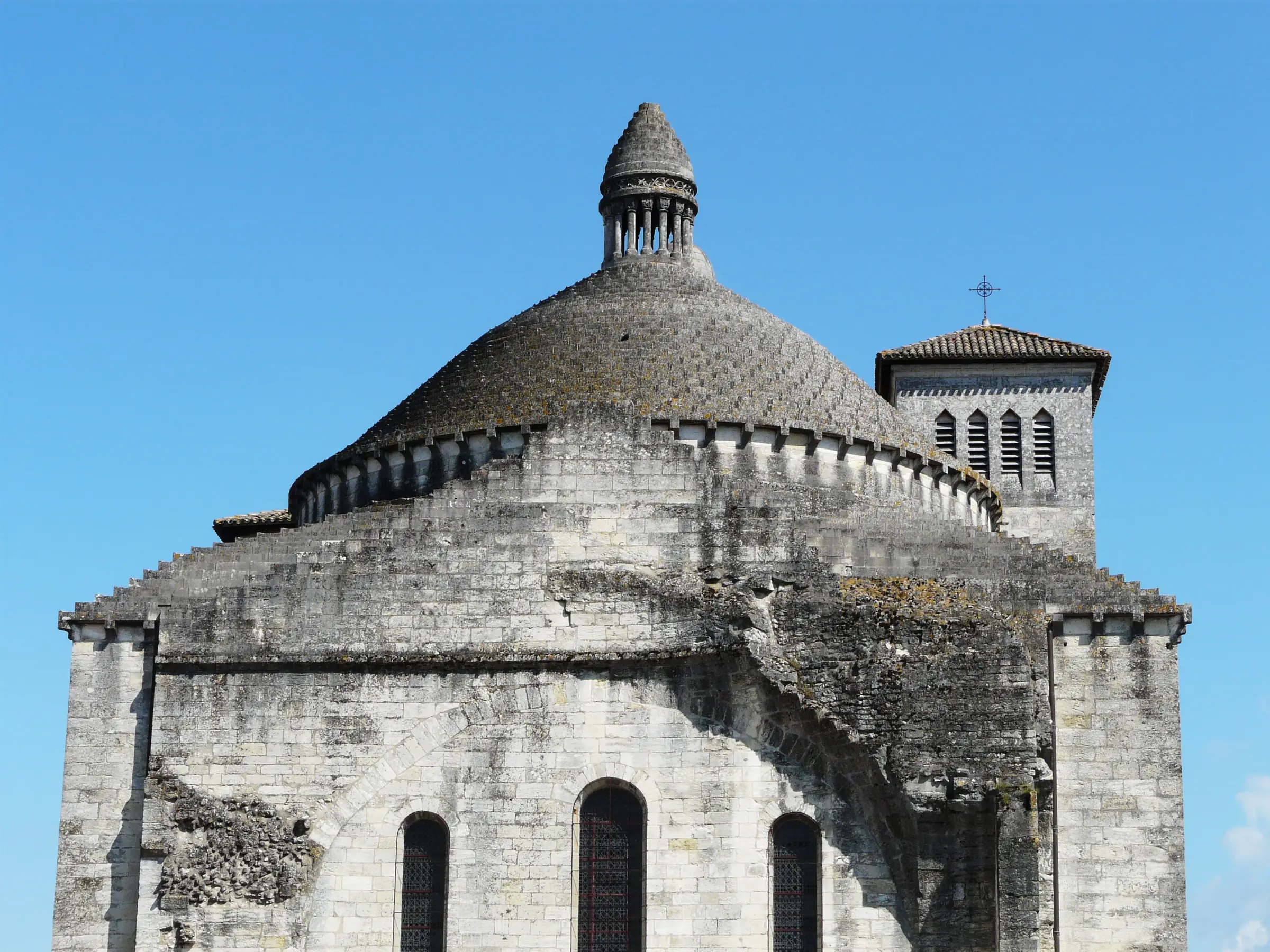 Église Saint-Étienne-de-la-Cité — la coupole à écailles et le clocher de Saint-Étienne-de-la-Cité, première cathédrale d