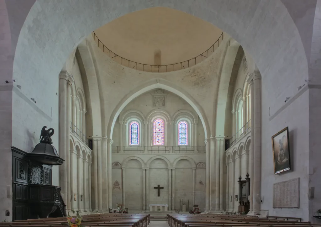 Église Saint-Étienne-de-la-Cité — la travée sous coupole et le chœur, vus depuis la nef