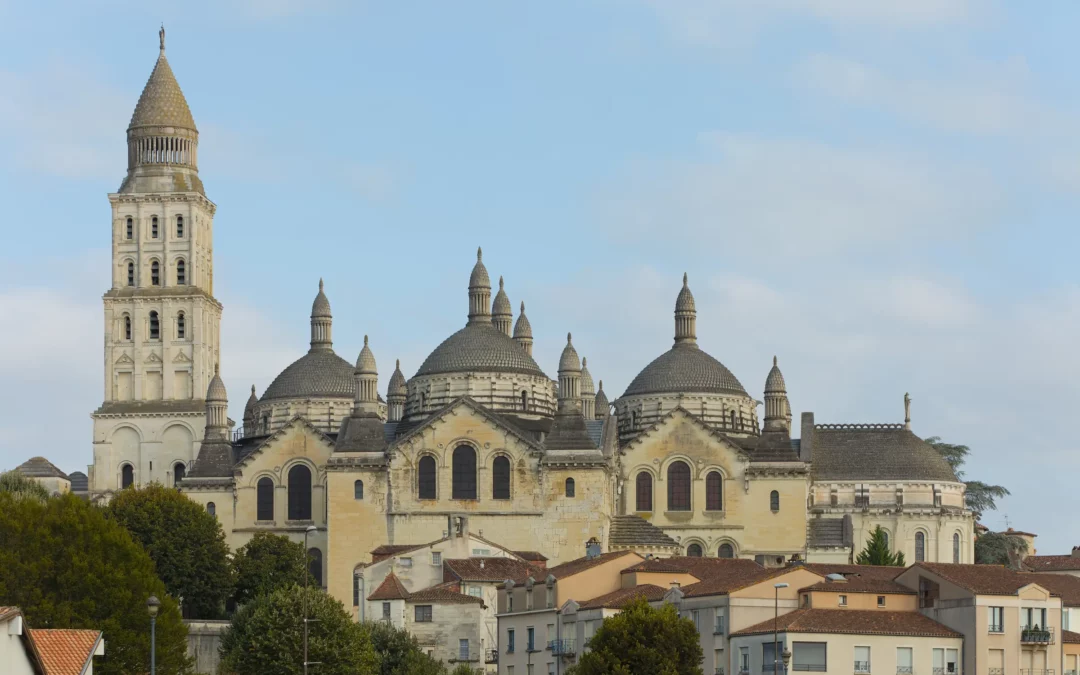 Cathédrale Saint-Front de Périgueux — La cathédrale Saint-Front, ses coupoles et son clocher dominant les toits de Périg