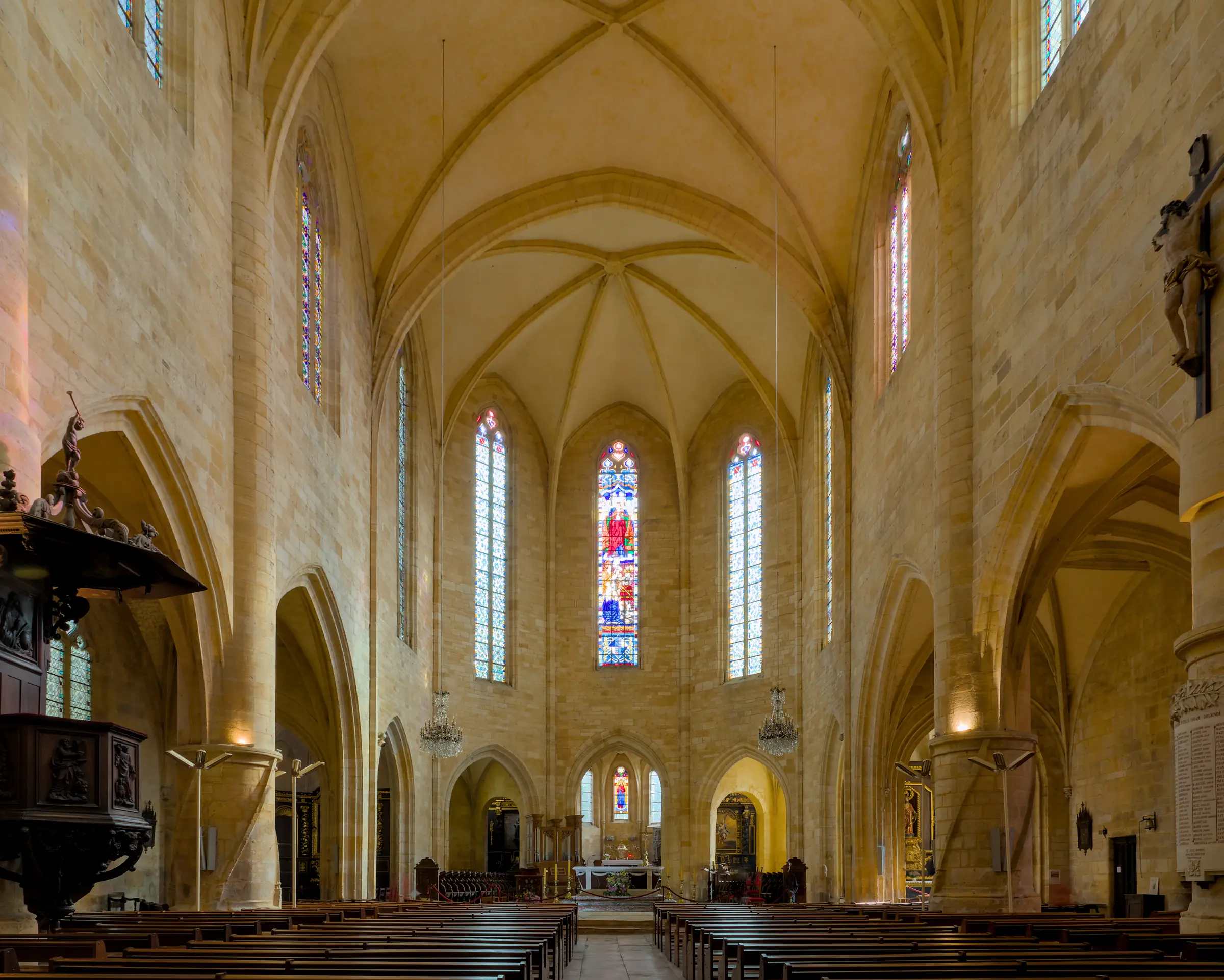 Cathédrale Saint-Sacerdos de Sarlat — nef gothique lumineuse et vitraux de la cathédrale