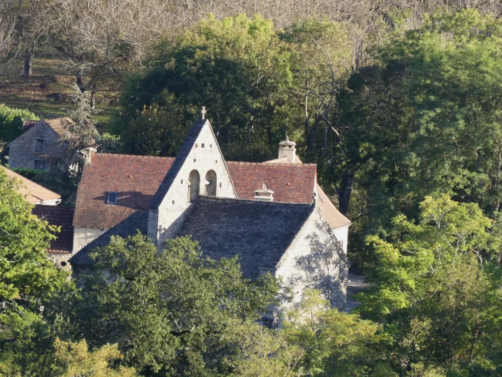 Cénac-et-Saint-Julien — l'église de Saint-Julien nichée dans la verdure