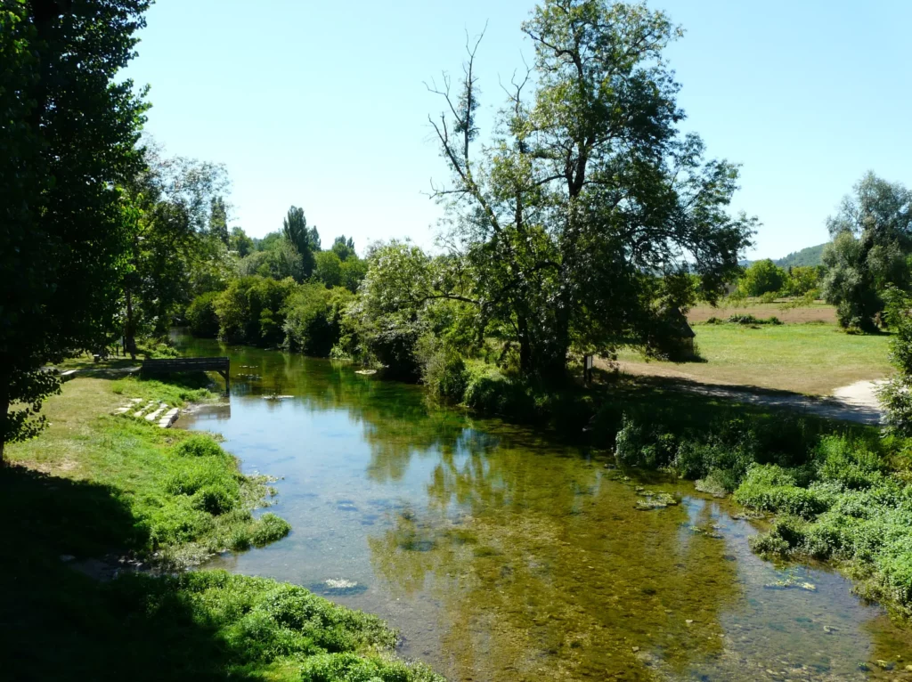 Le Céou aux eaux claires à Saint-Cybranet, sur la véloroute de la vallée du Céou
