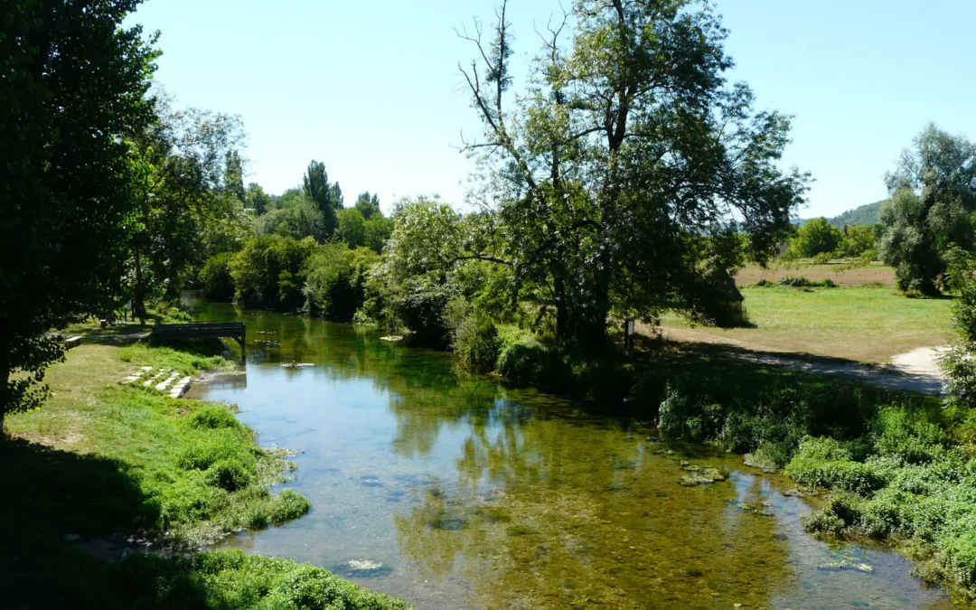 Le Céou aux eaux claires à Saint-Cybranet, sur la véloroute de la vallée du Céou