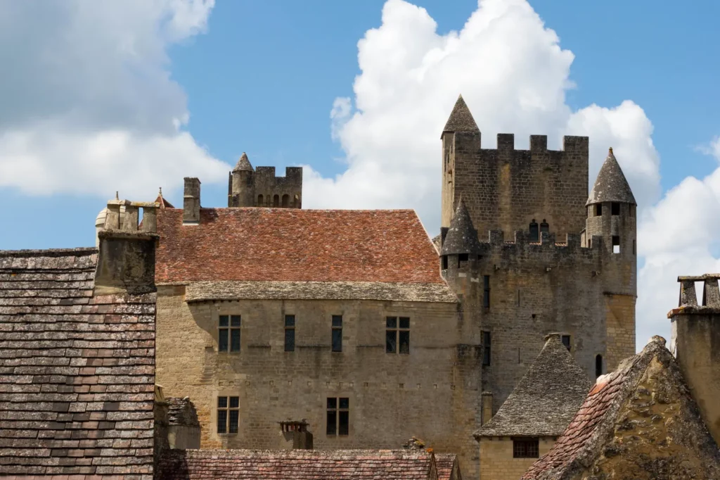 Château de Beynac — Le château vu depuis le village, au-dessus des toits de lauzes.