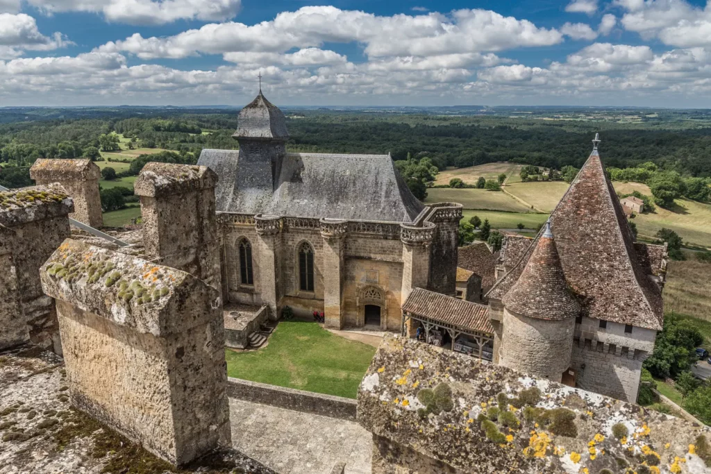 Château de Biron — la chapelle et les toits vus des remparts