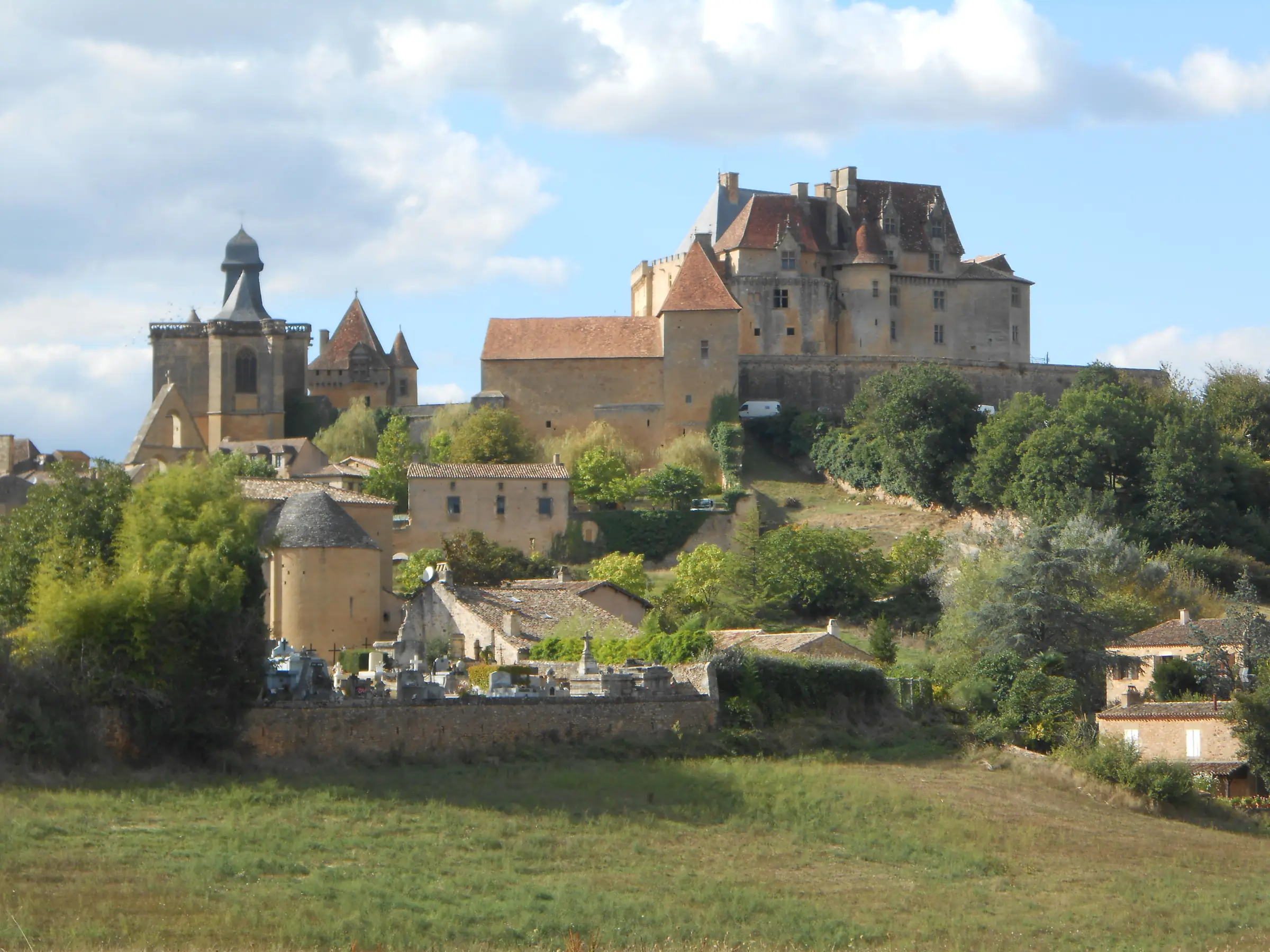 Château de Biron — le château de Biron dominant son village