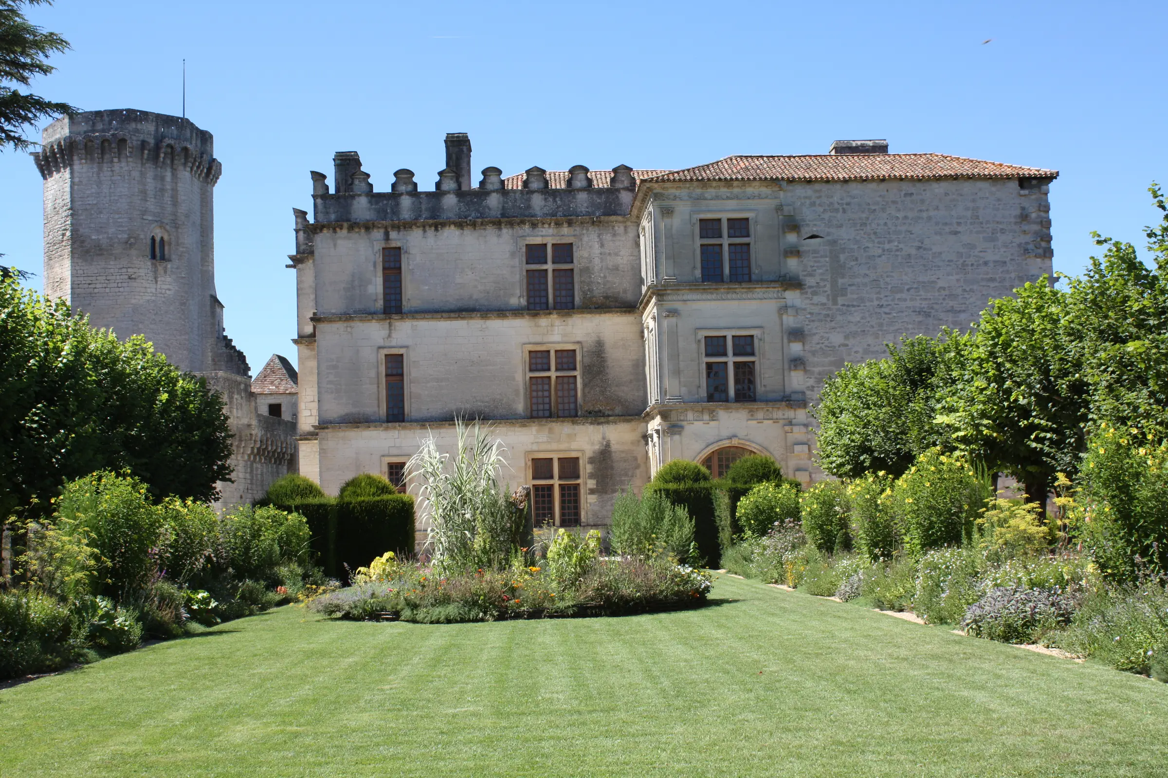 Château de Bourdeilles — le donjon et le château Renaissance vus du jardin
