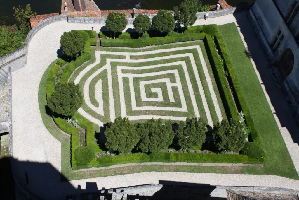 Château de Bourdeilles — le labyrinthe vu du haut du donjon