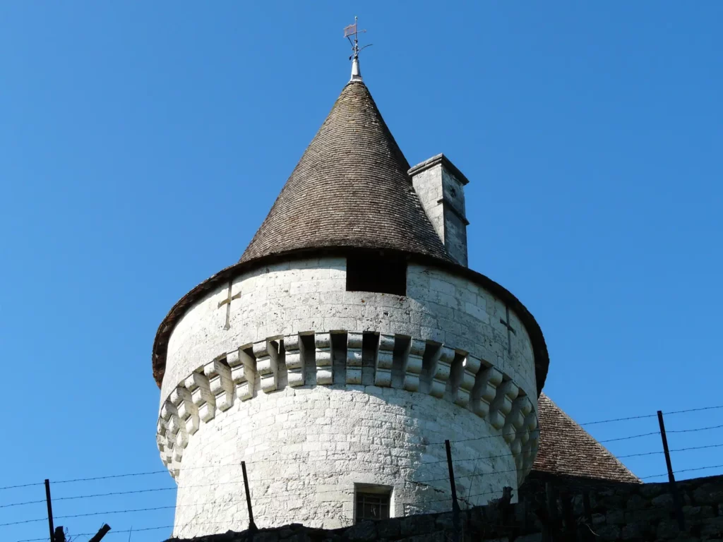 Château de Bridoire — une tour à mâchicoulis du château