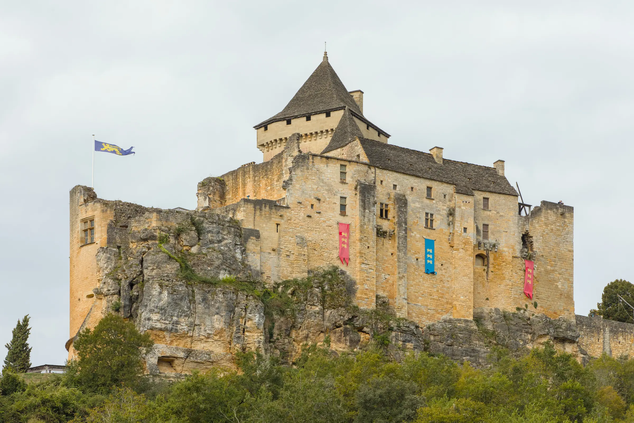 Château de Castelnaud – musée de la Guerre au Moyen Âge — Le château de Castelnaud dressé sur son éperon rocheux au-dess