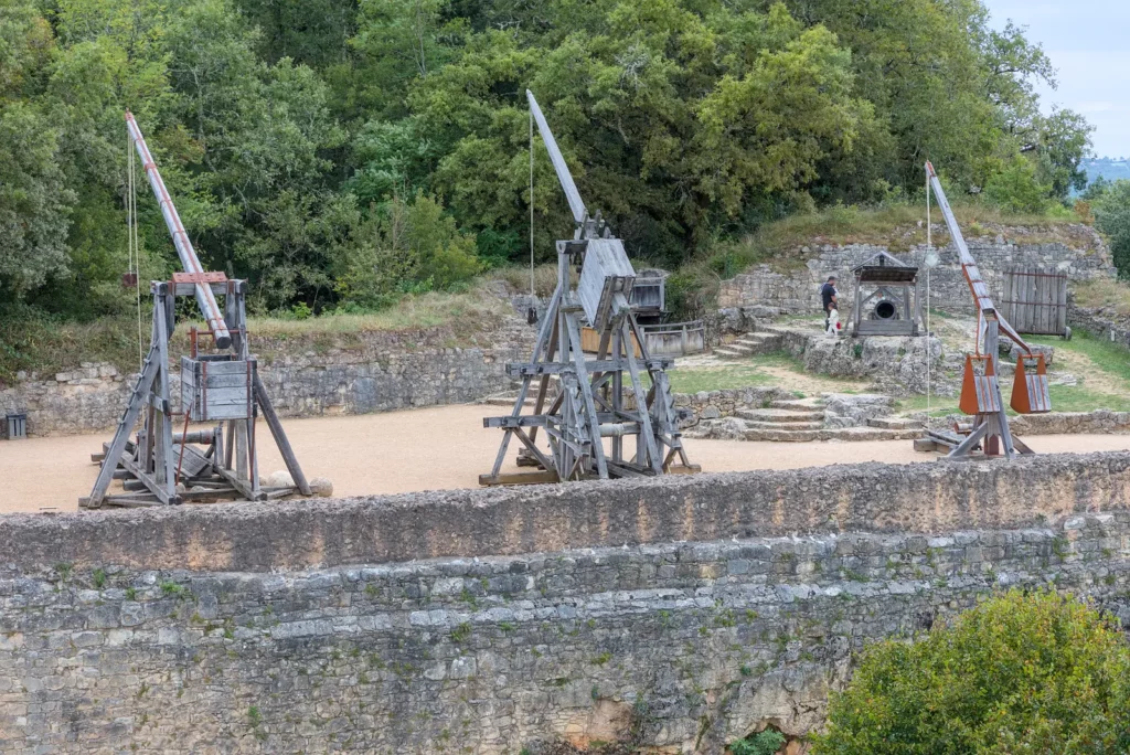 Château de Castelnaud – musée de la Guerre au Moyen Âge — Reconstitutions de trébuchets et d'engins de siège sur la lice