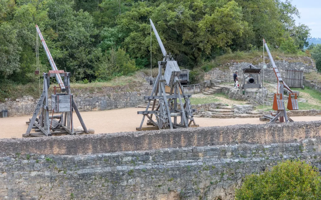 Château de Castelnaud – musée de la Guerre au Moyen Âge — Reconstitutions de trébuchets et d'engins de siège sur la lice