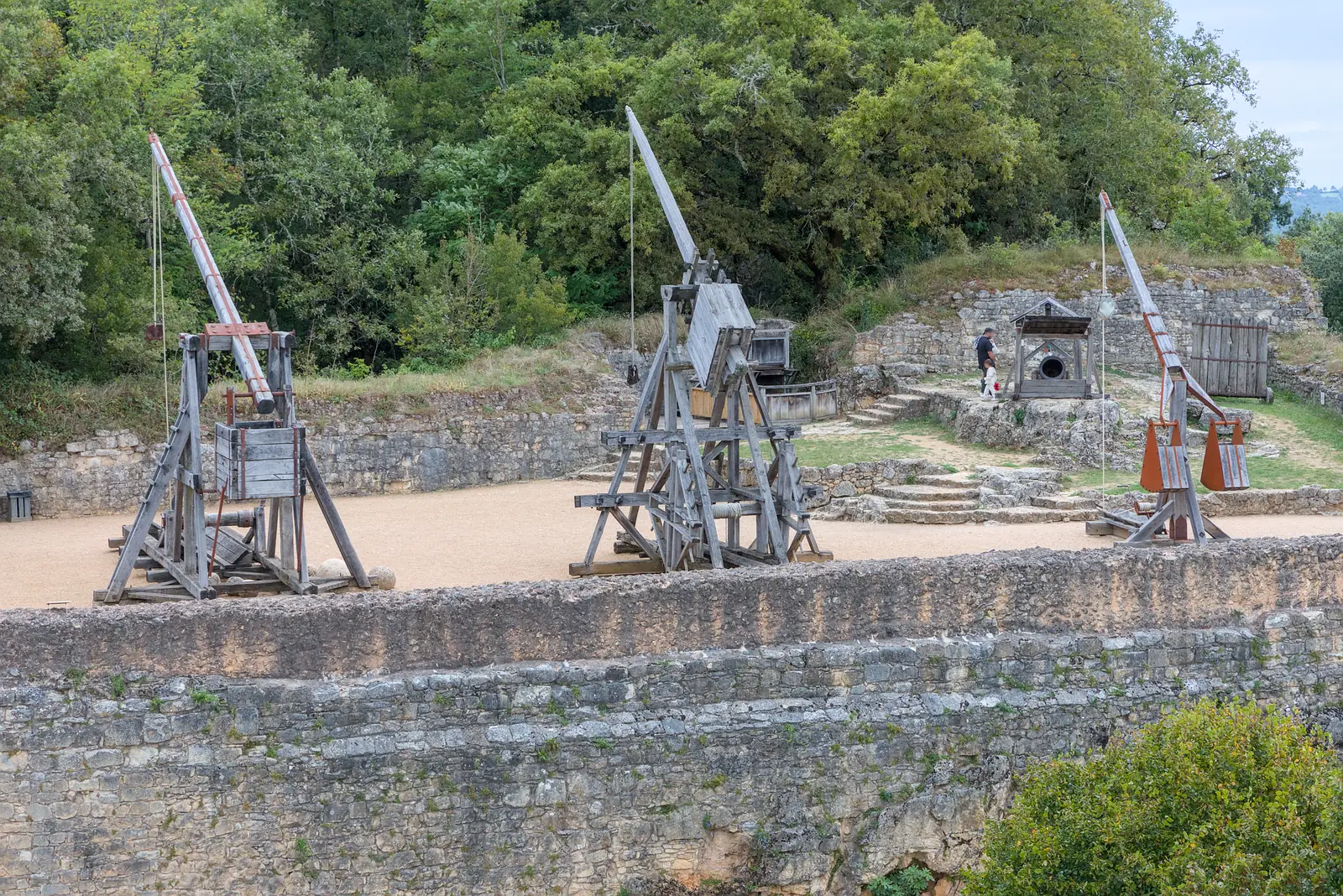 Château de Castelnaud – musée de la Guerre au Moyen Âge — Reconstitutions de trébuchets et d'engins de siège sur la lice