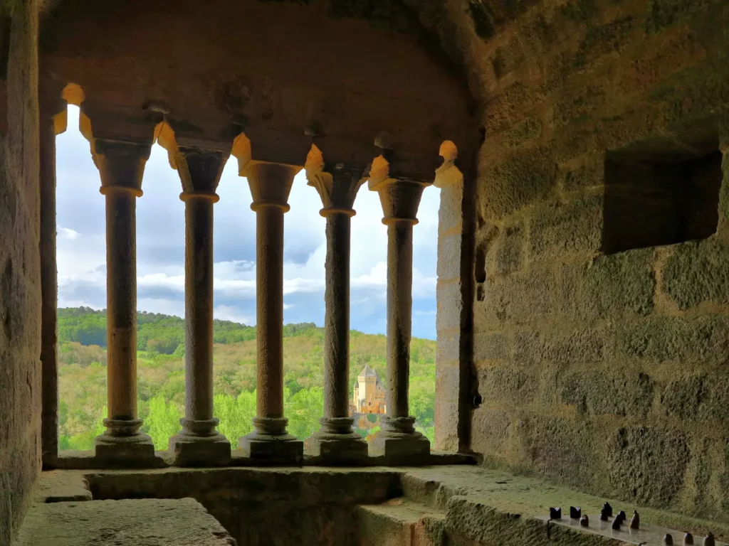 Château de Commarque — la vallée des Beunes vue depuis la fenêtre à colonnettes du donjon