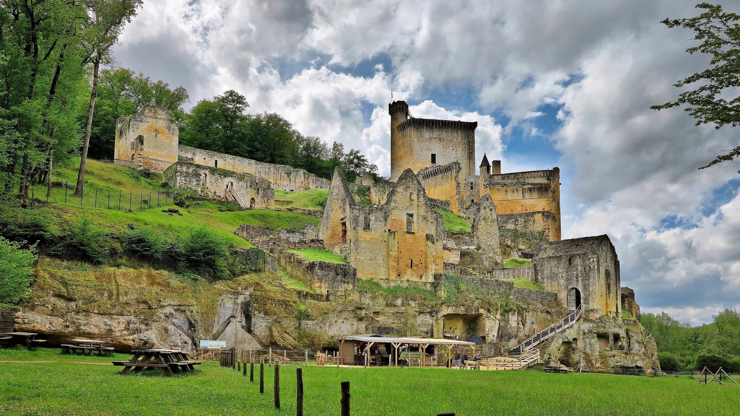 Château de Commarque — les ruines de Commarque sur leur éperon rocheux