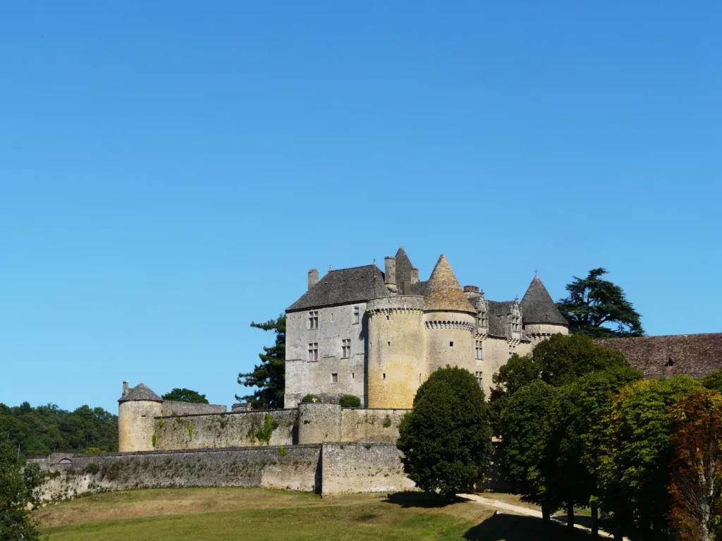 Château de Fénelon — le château sur sa colline, remparts et tours