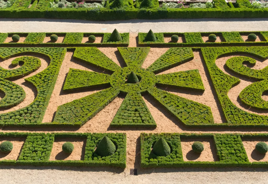 Château de Hautefort — broderies de buis des jardins