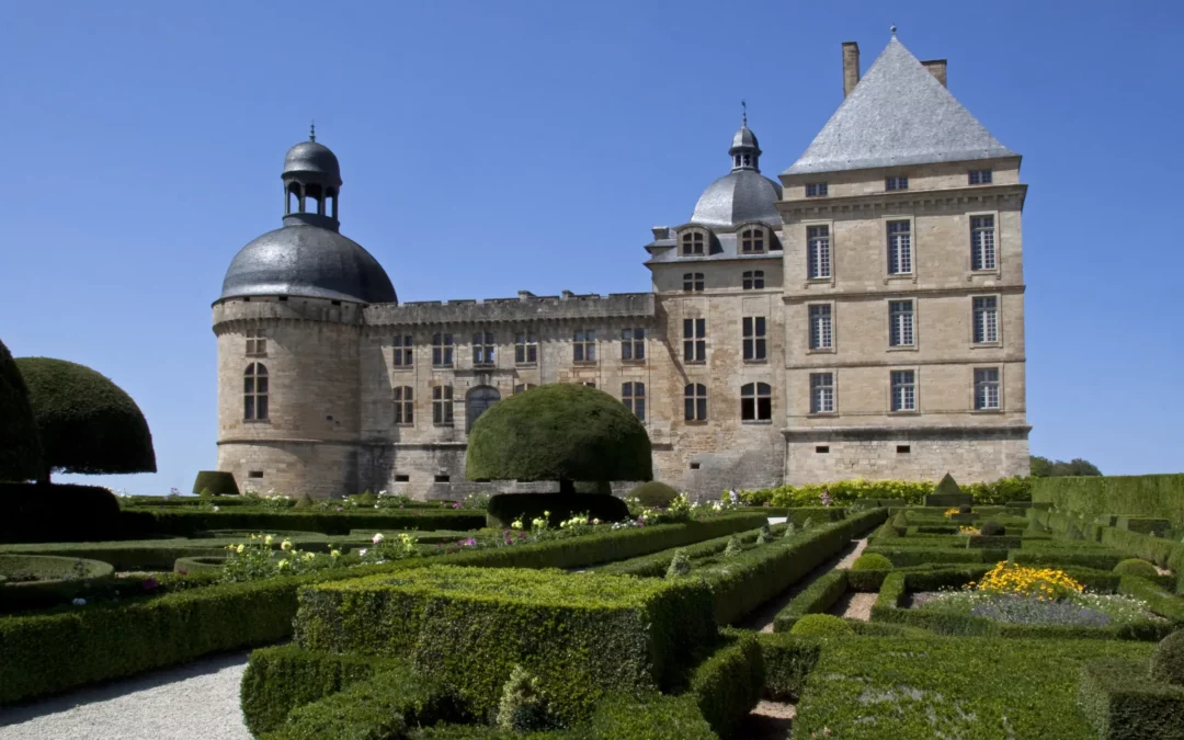 Château de Hautefort — le château et ses jardins à la française