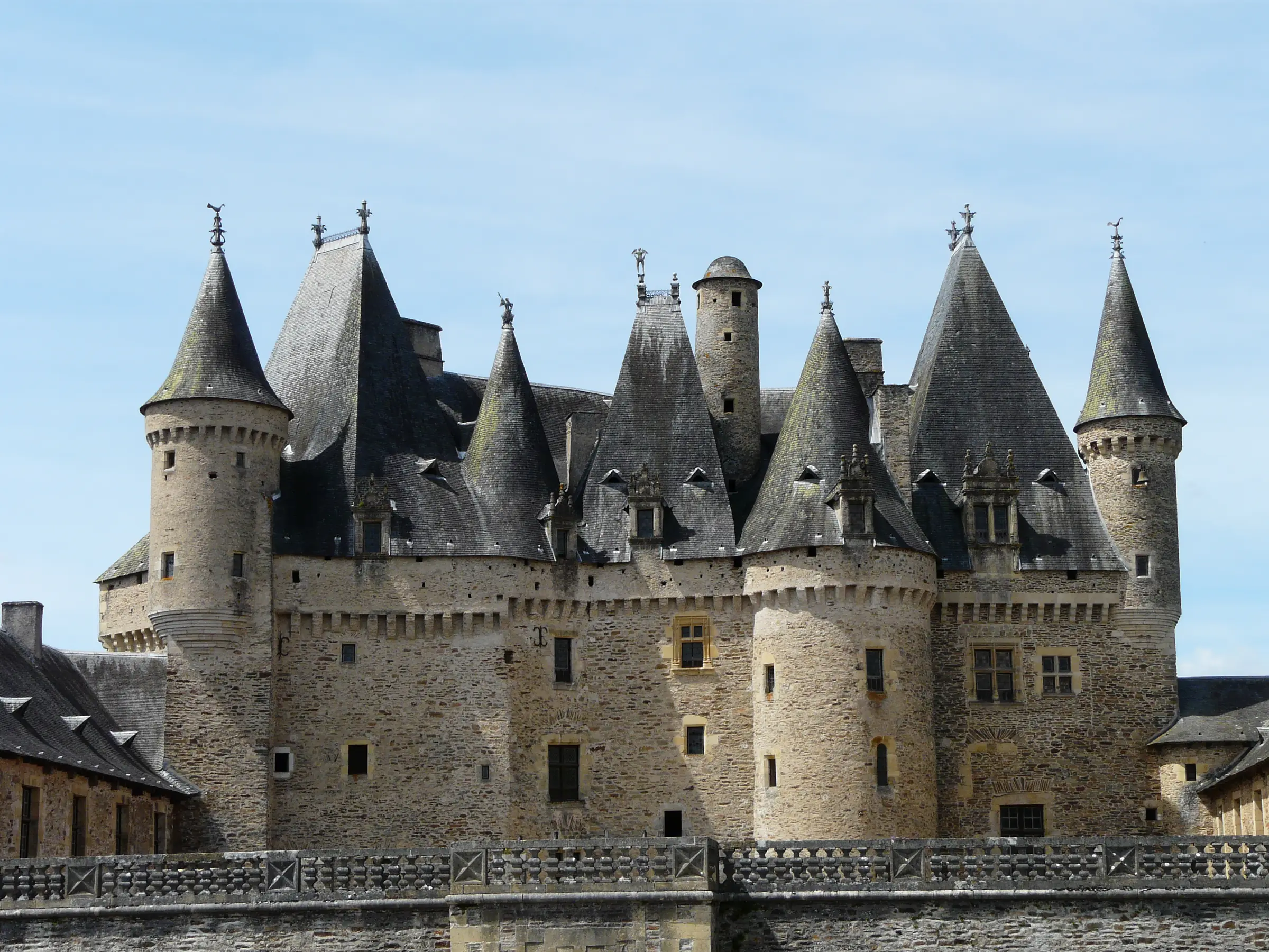 Château de Jumilhac — la forêt de toits pointus du château de Jumilhac