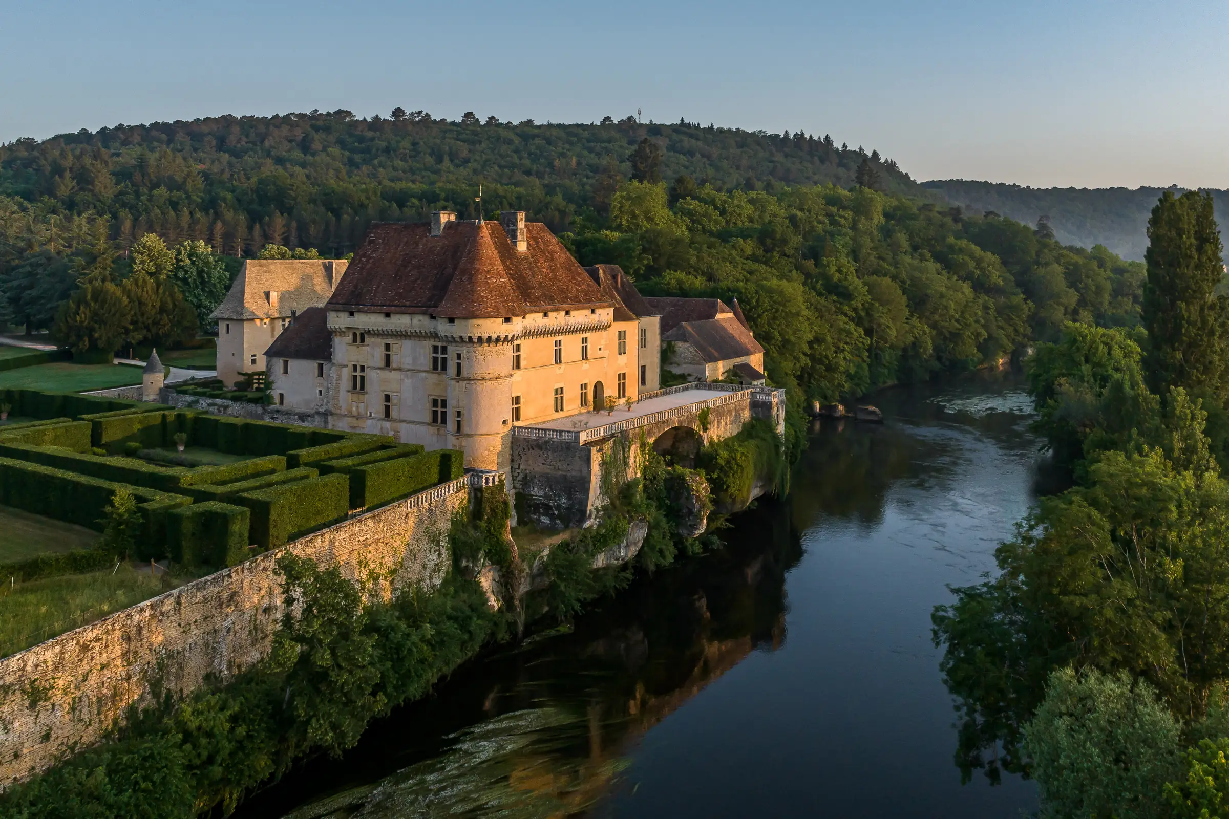 Château et jardins de Losse — le château et ses jardins au bord de la Vézère, lumière du soir
