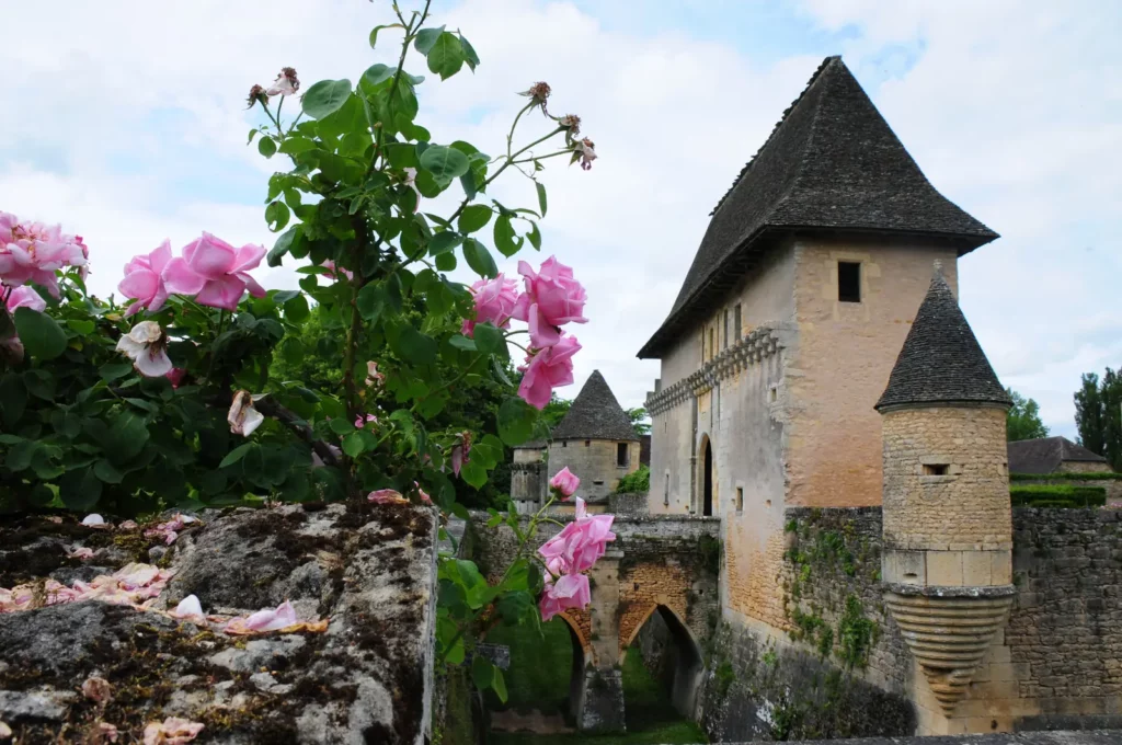 Château et jardins de Losse — le châtelet d'entrée et les roses