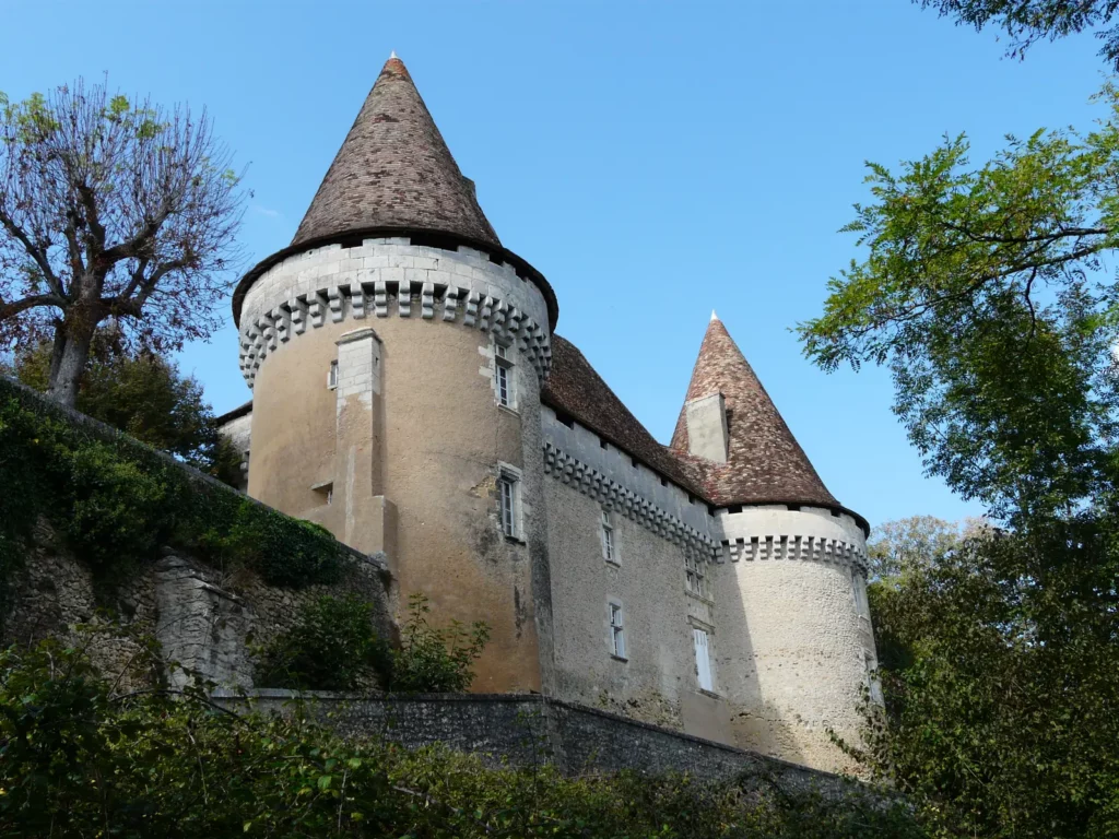 Le château de Mauriac à Douzillac, face à l’écluse de Mauriac sur l’Isle