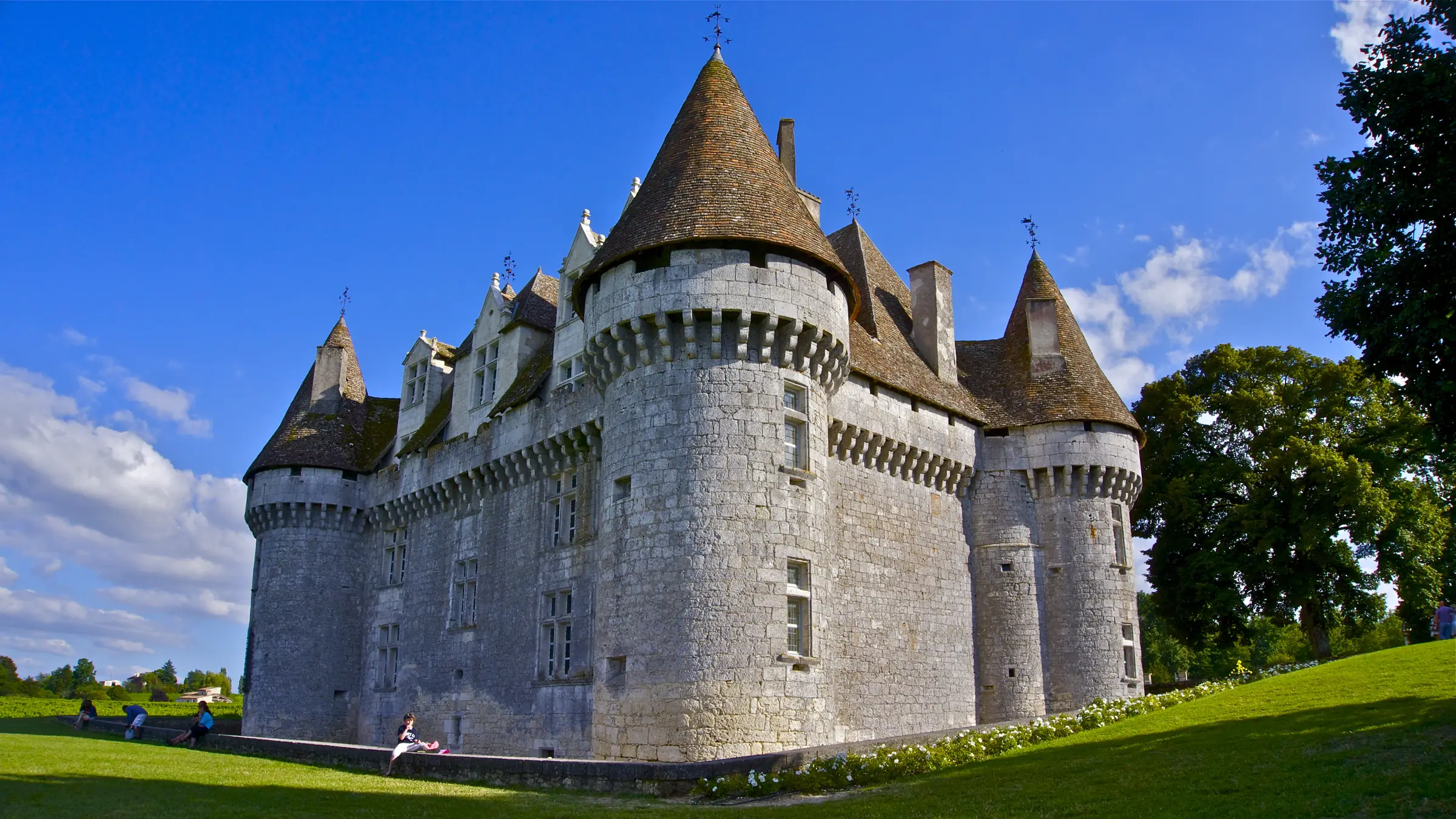 Château de Monbazillac — Le château de Monbazillac et ses tours à toits en poivrière, sur fond de ciel bleu.