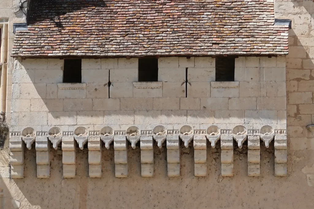 Château de Neuvic — les mâchicoulis sculptés du château de Neuvic
