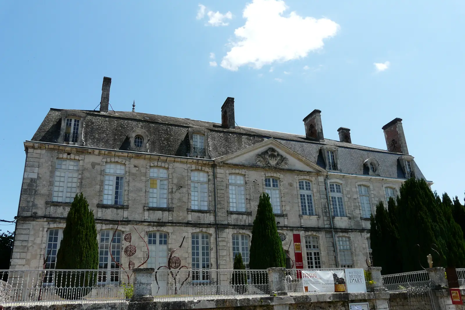 Façade du château de Nontron (XVIIIe siècle) qui abrite le Pôle Expérimental Métiers d'Art