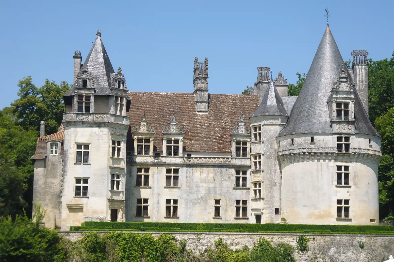 Château Renaissance de Puyguilhem à Villars, tours et lucarnes sculptées