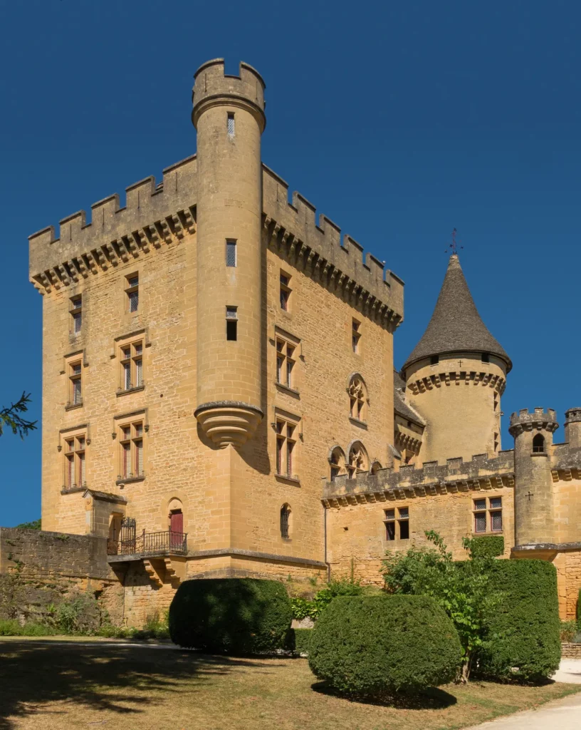 Château de Puymartin — le donjon crénelé et la tour ronde de Puymartin