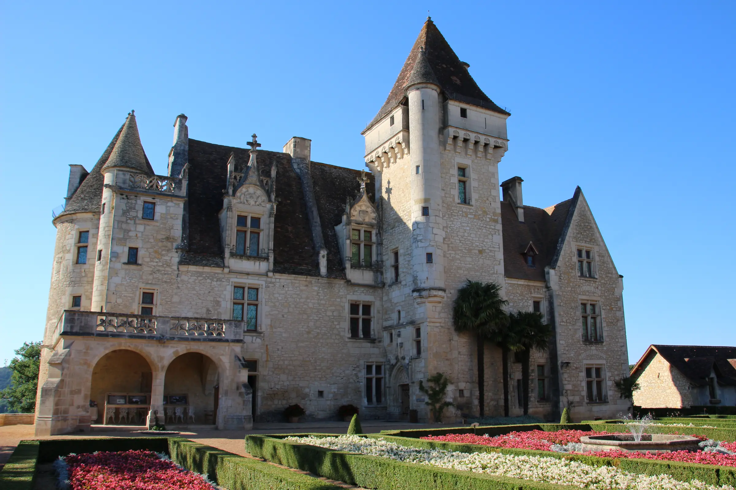 Château des Milandes — Le château Renaissance des Milandes, ancienne demeure de Joséphine Baker, et ses parterres fleuri