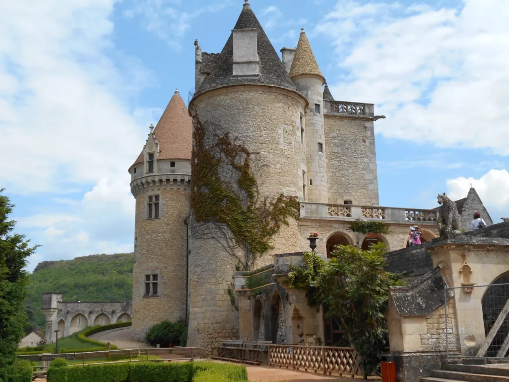 Château des Milandes — Tours rondes et façade du château des Milandes côté terrasse.