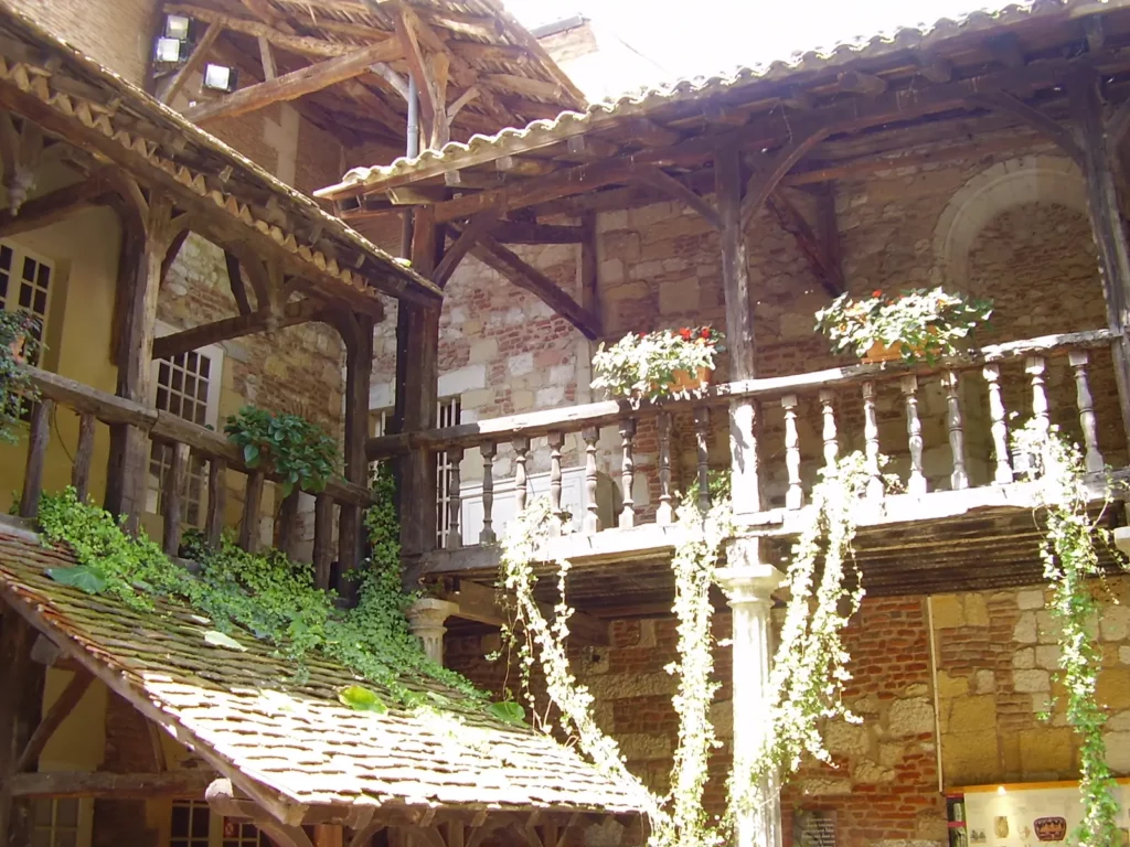 Cloître des Récollets — galeries de bois et toitures de tuiles du cloître des Récollets