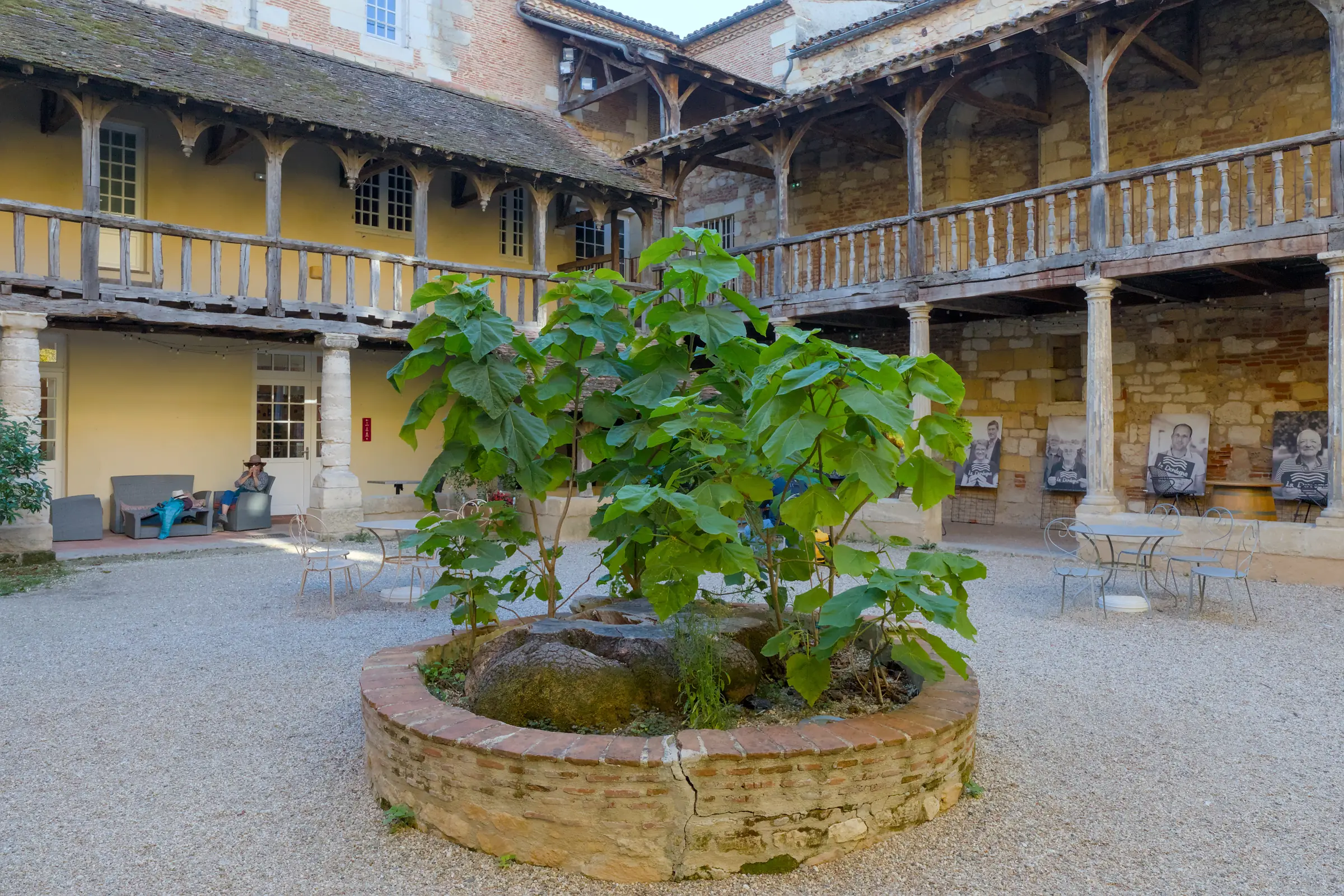 Cloître des Récollets — la cour du cloître des Récollets à Bergerac et ses galeries de bois