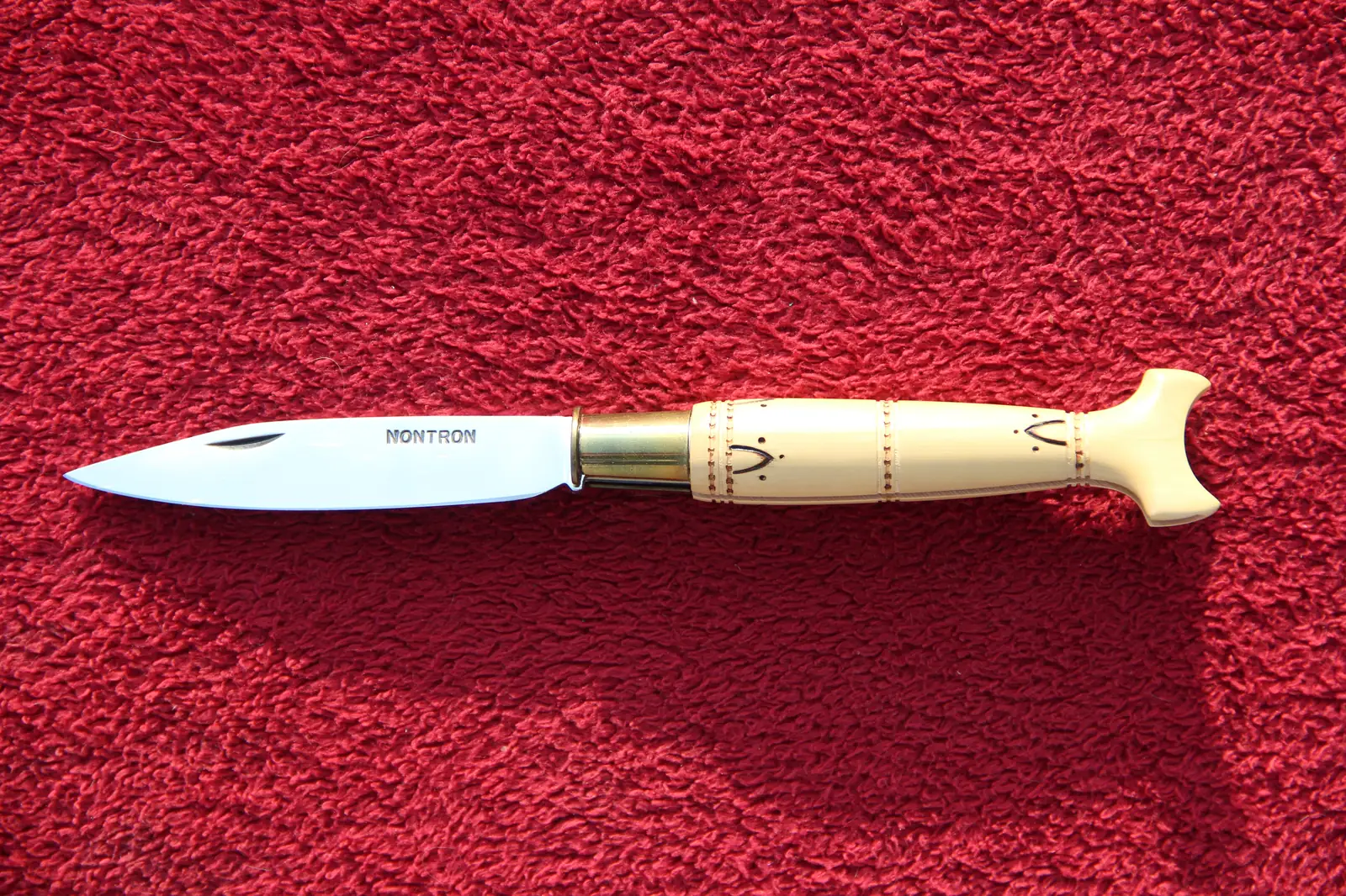 Couteau de Nontron, manche en buis pyrogravé de mouches et virole en laiton