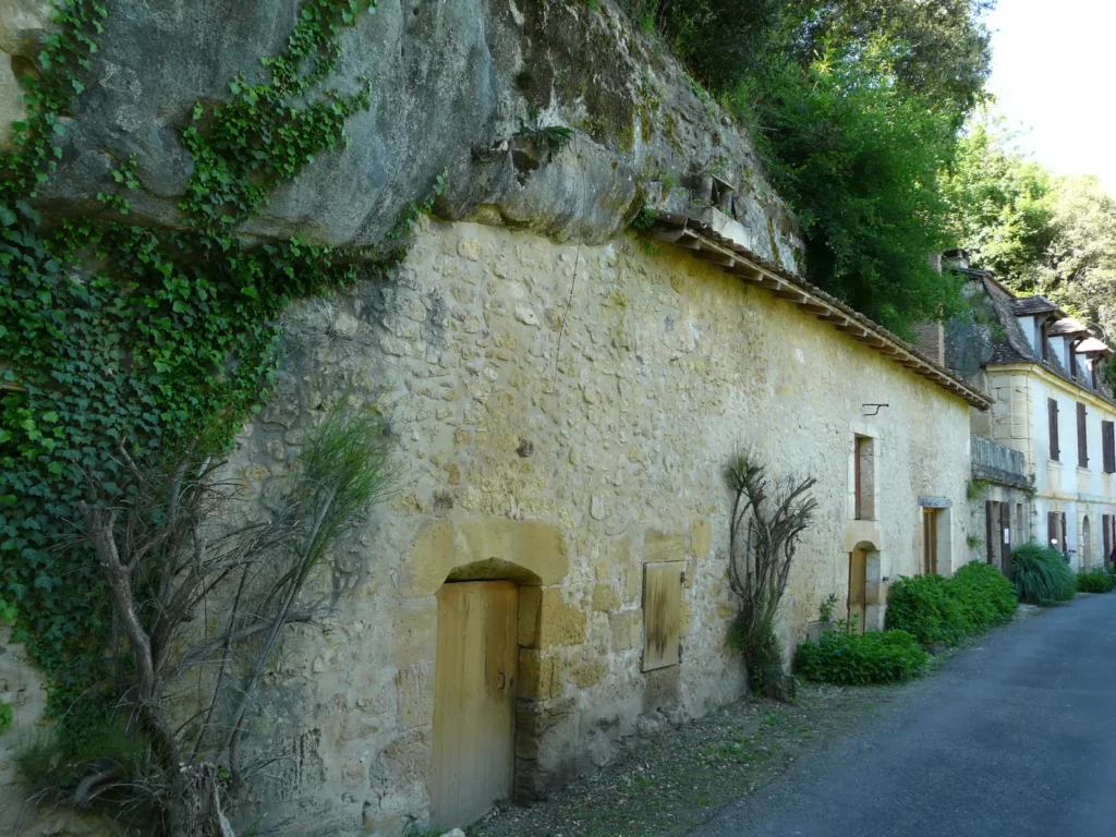 Couze-et-Saint-Front — maison troglodytique adossée à la falaise