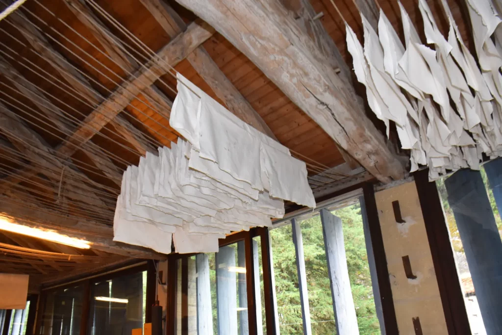 Couze-et-Saint-Front — séchoir à papier d'un moulin papetier de Couze, feuilles suspendues