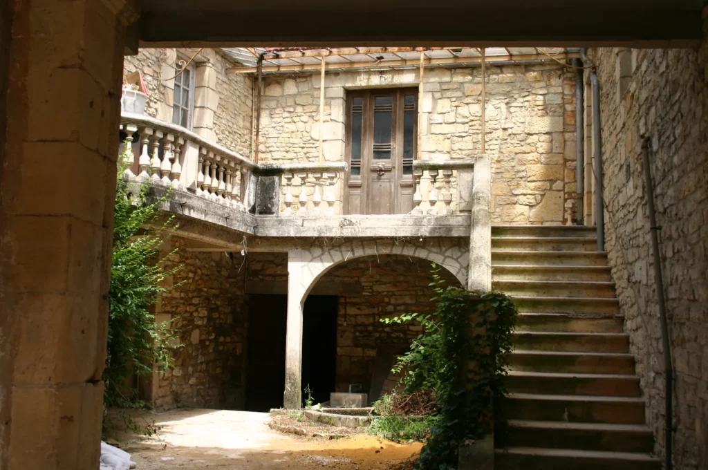 Daglan — cour intérieure d'une demeure avec escalier et balustres