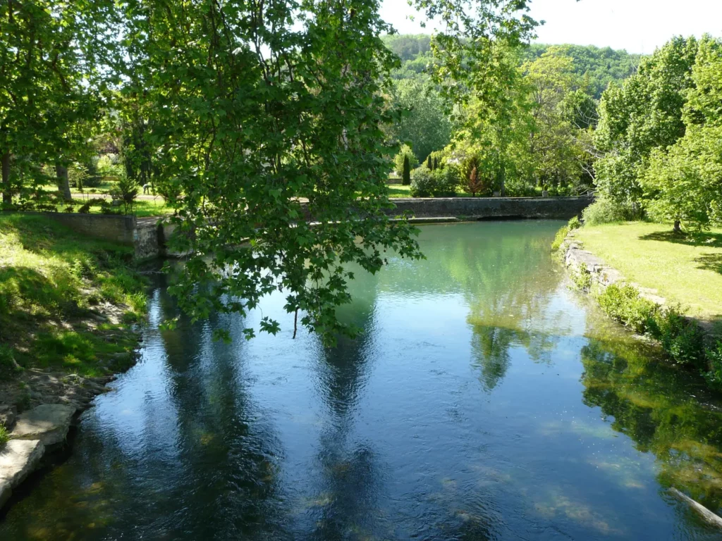 Daglan — le Céou limpide sous les arbres, passerelle aval