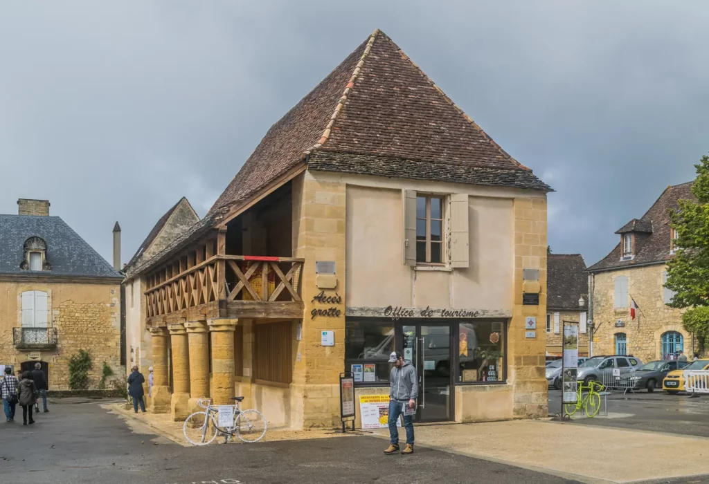 Domme — La halle du XVIIe siècle et ses piliers de pierre sur la place de la Halle.