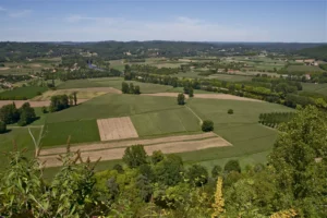 Domme — Vue depuis le belvédère de Domme sur la plaine agricole et les collines de la vallée de la Dordogne.