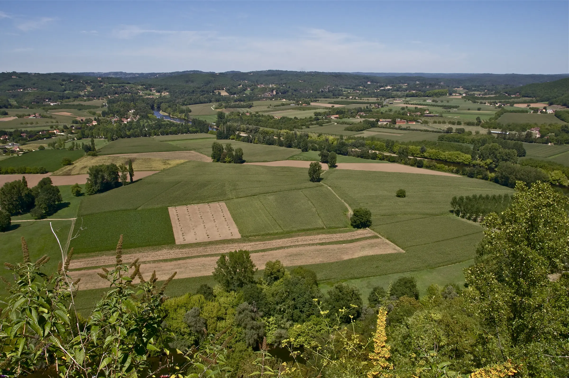 Domme — Vue depuis le belvédère de Domme sur la plaine agricole et les collines de la vallée de la Dordogne.
