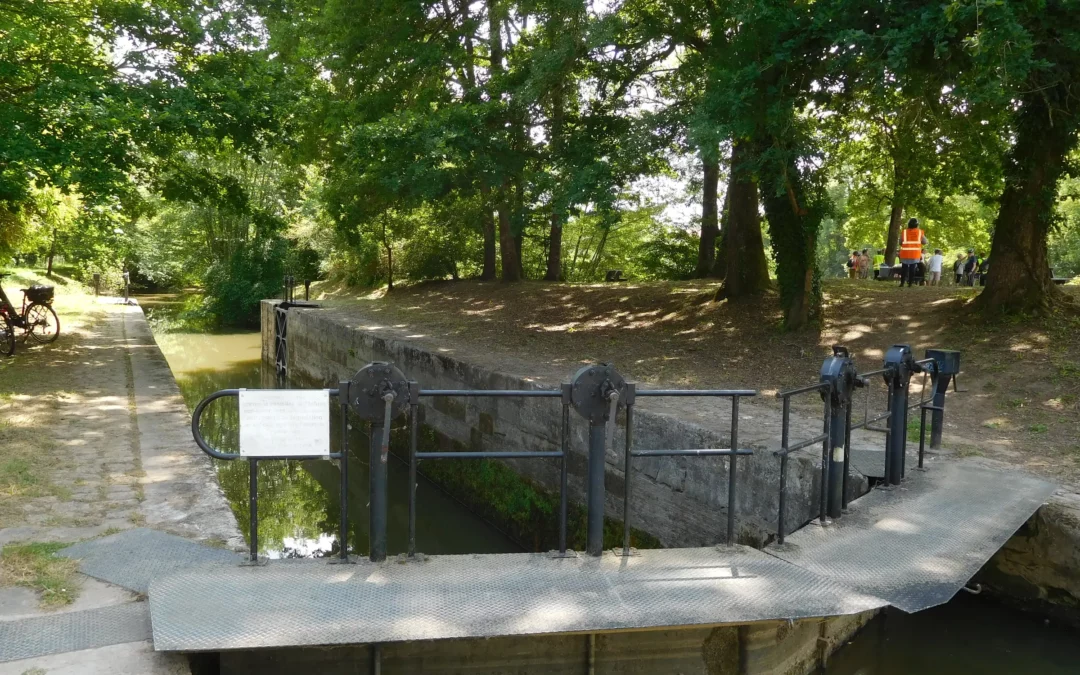 L’écluse de Mauriac sur l’Isle, arrivée de la voie verte depuis Saint-Astier et Neuvic