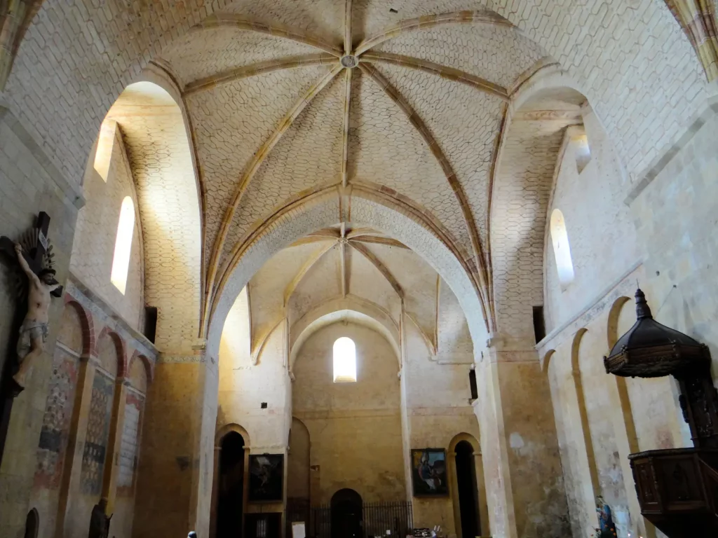 Église de Saint-Avit-Sénieur — la nef voûtée d'ogives, vue depuis le chœur