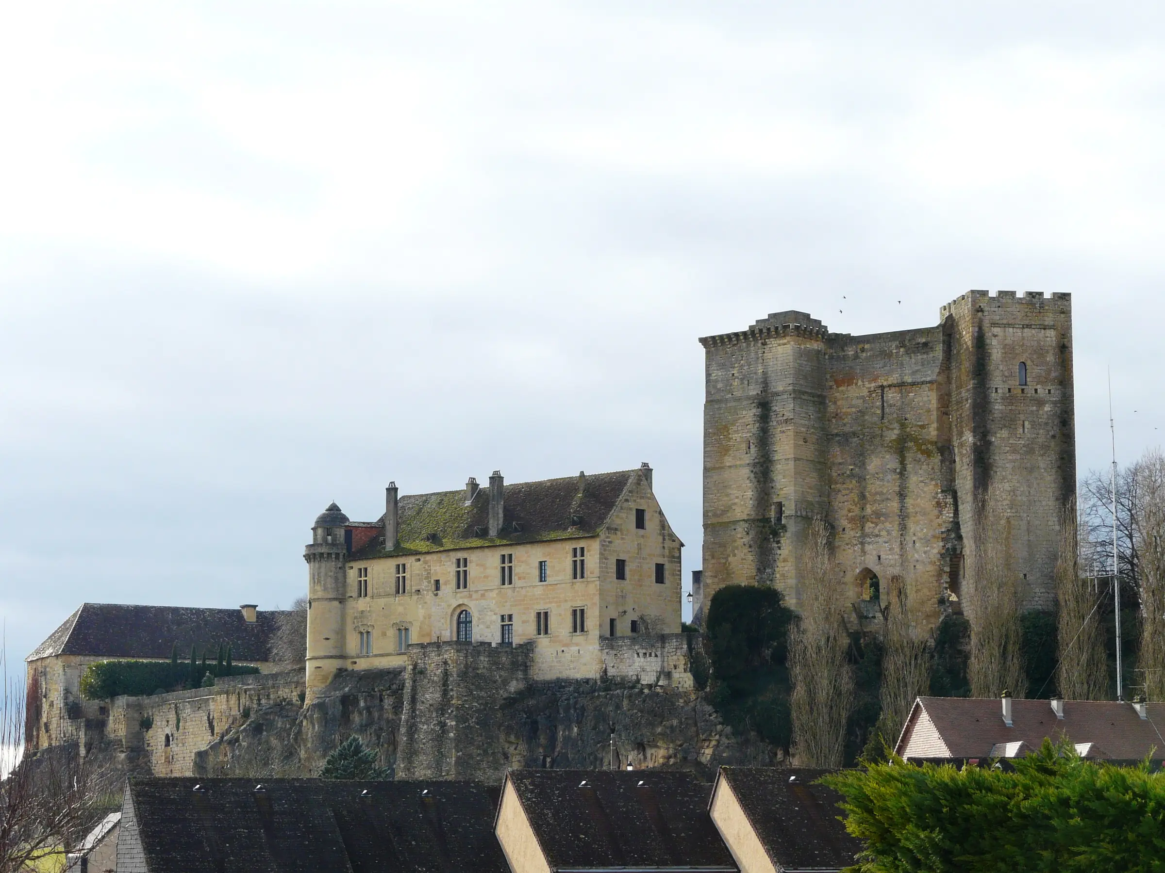 Excideuil — le château d'Excideuil, logis et donjons, au-dessus du bourg