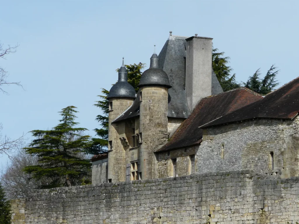 Excideuil — le châtelet à tourelles du château