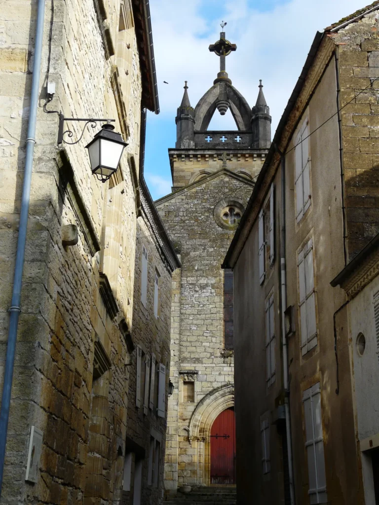 Excideuil — ruelle Saint-Antoine et clocher de l'église