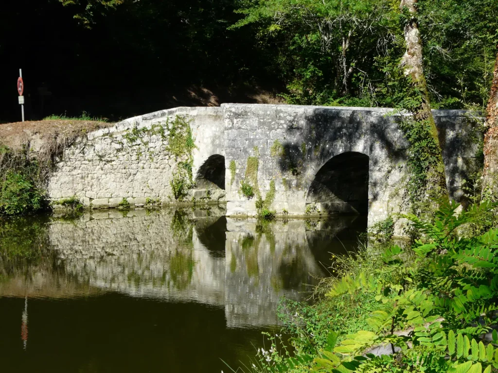 Eymet — le vieux pont de pierre sur le Dropt